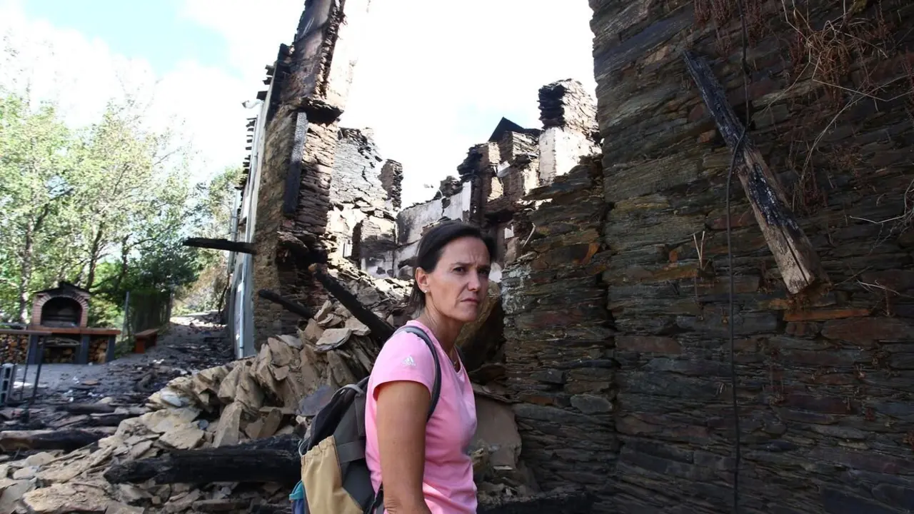 Silvia Vergara, vecina de Lusio (León), junto a su casa arrasada por el fuego