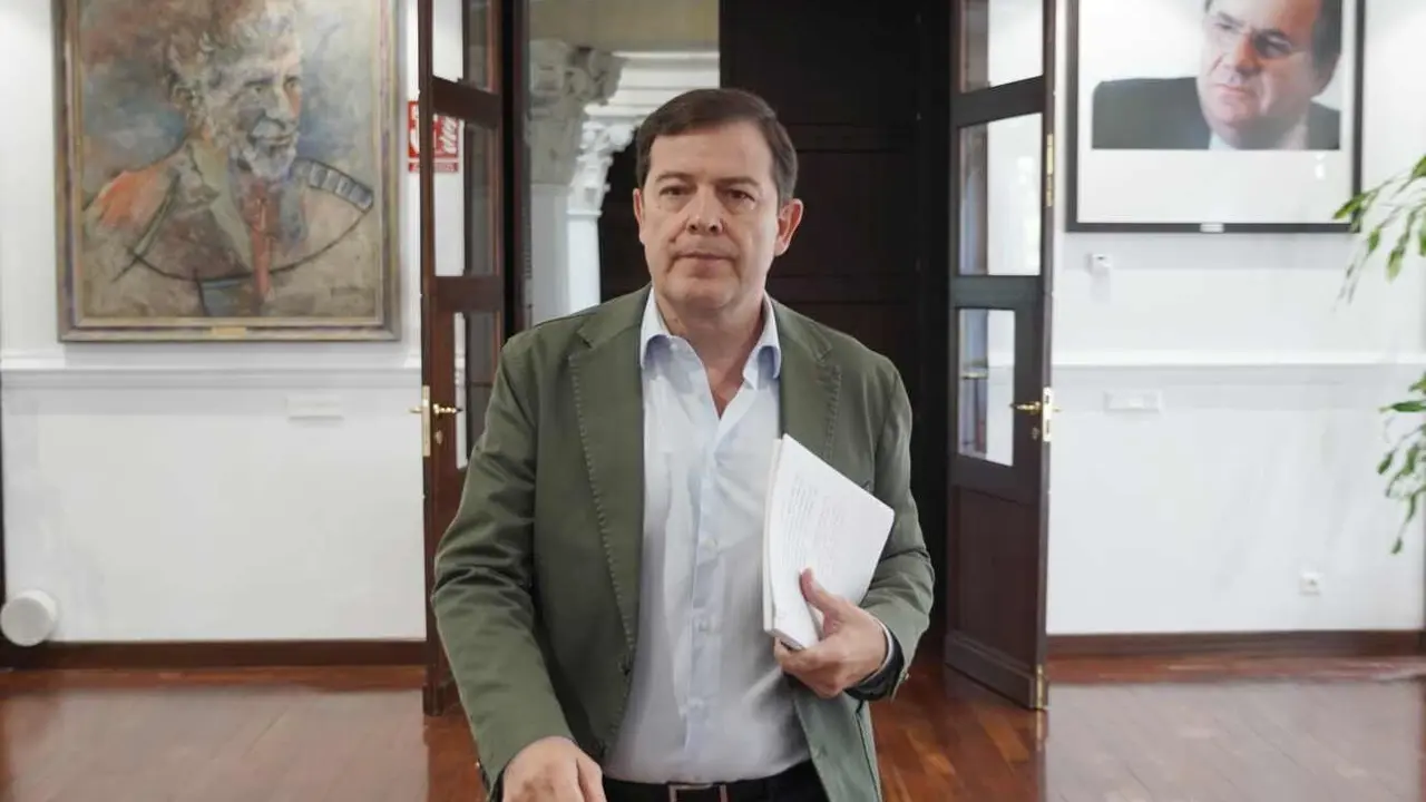 El presidente de la Junta de Castilla y León, Alfonso Fernández Mañueco, informa sobre las medidas de recuperación para las zonas afectadas por los incendios forestales aprobadas en Consejo de Gobierno extraordinario.