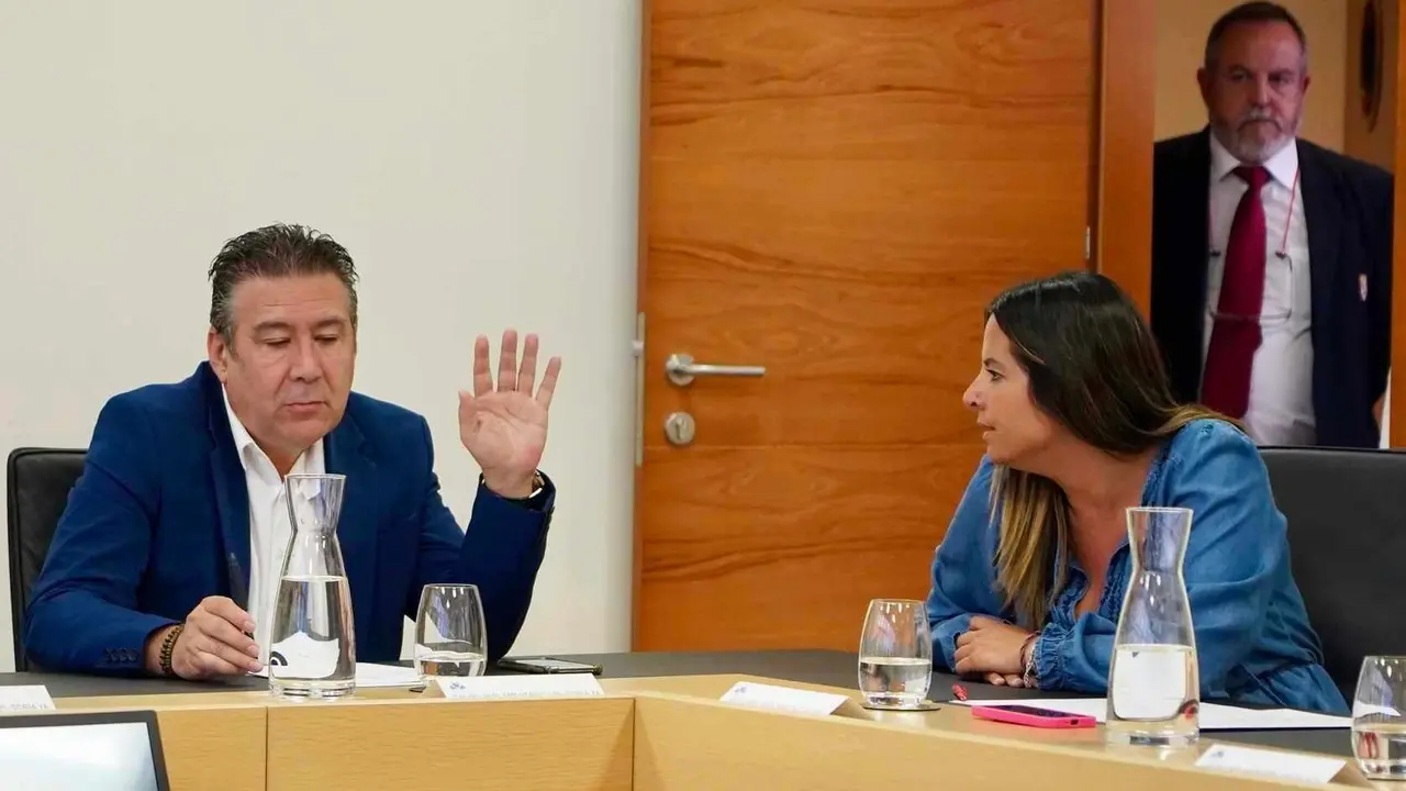 Junta de Portavoces de las Cortes; en la imagen Luis Mariano Santos (UPL) conversa con Nuria Rubio (PSOE).