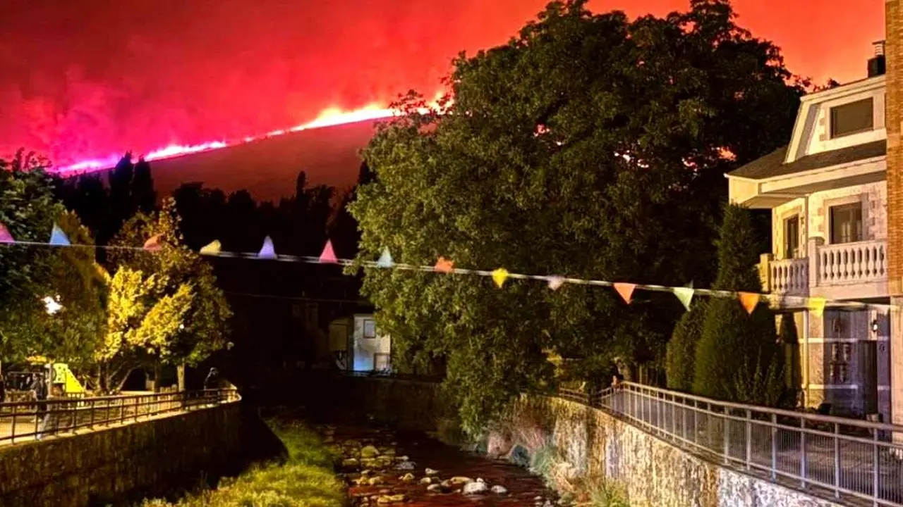 Foto de las llamas, durante la noche, vistas desde la localidad de Igueña. (Foto: @begonagerpe)