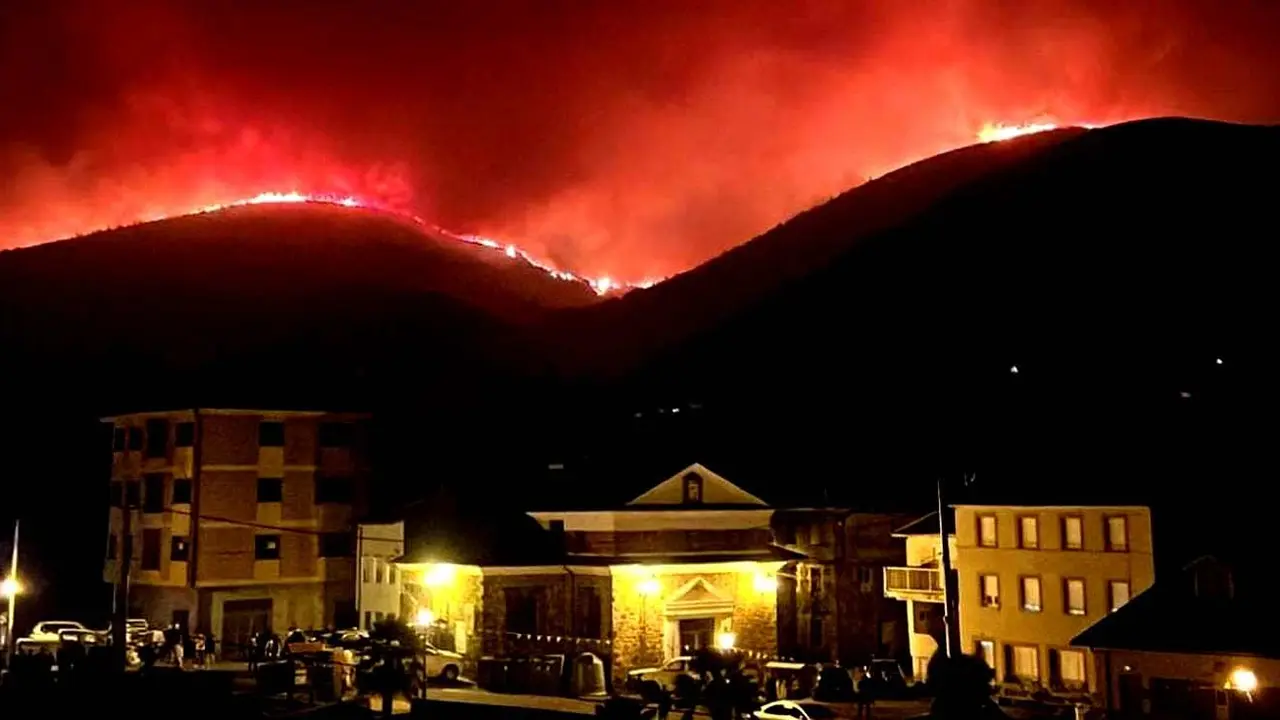 El incendio de Igüeña, visto a última hora desde la casa rural Begoña.