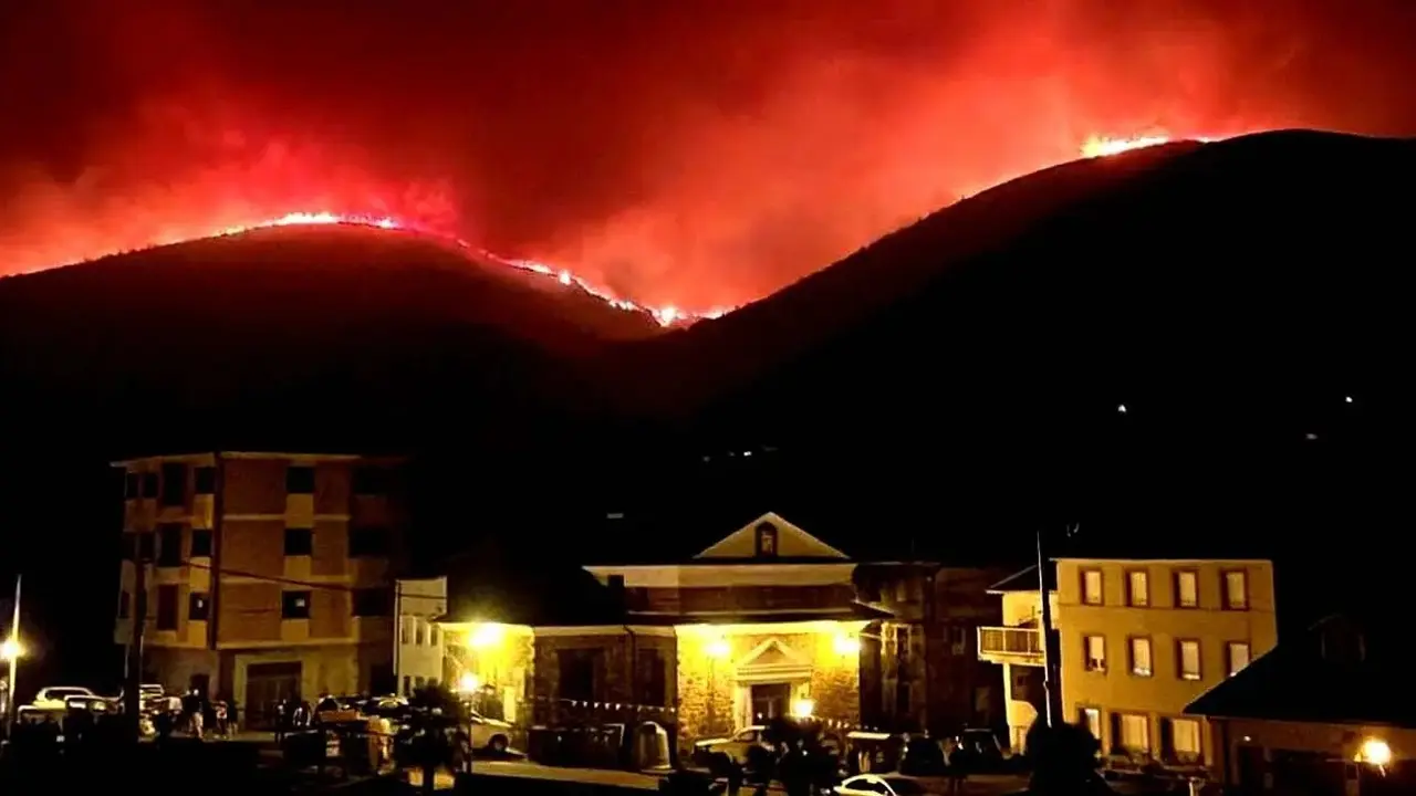 El incendio de Igüeña, visto a última hora desde la casa rural Begoña.