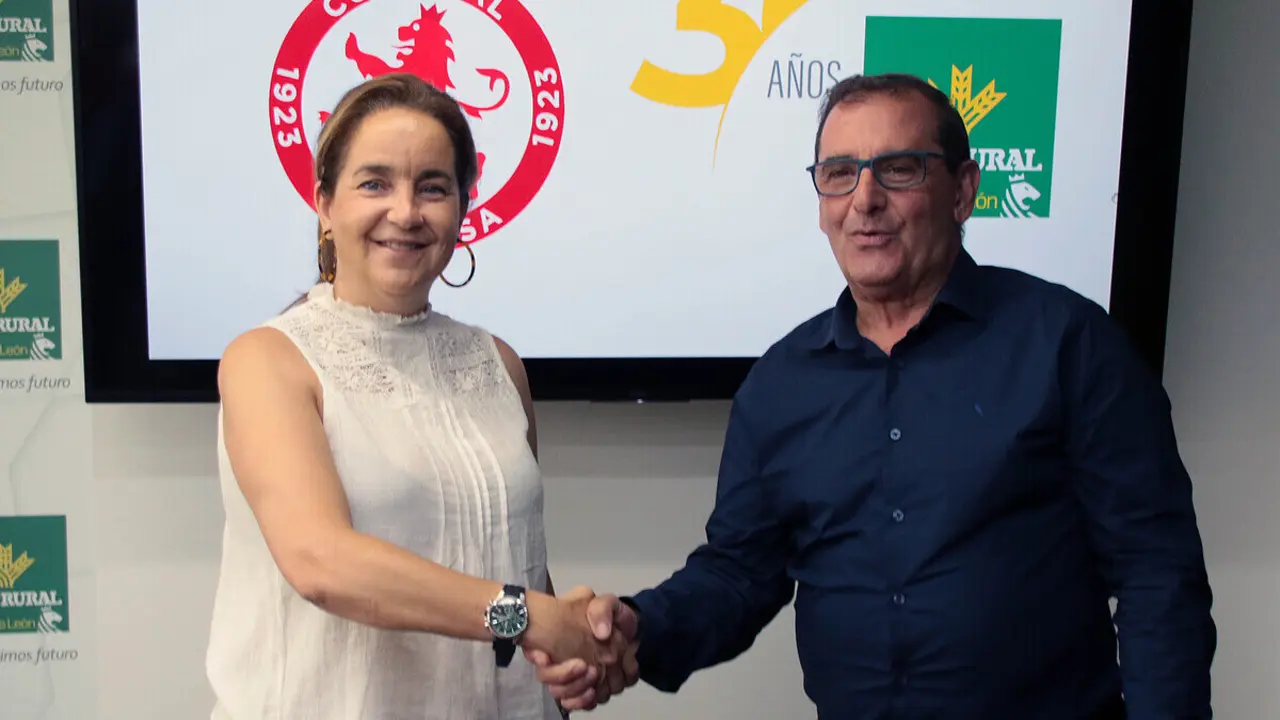 La consejera ejecutiva cultural y deportiva de la Cultural Leonesa, Natichu Alvarado, con el director de Comunicación y Relaciones Institucionales, Narciso Prieto, en la presentación de patrocinio de Caja Rural a la Cultural