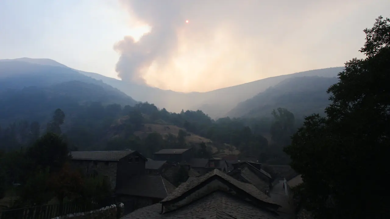 Incendio en Colinas del Campo de Martín Moro Toledano perteneciente al municipio de Igüeña (León)