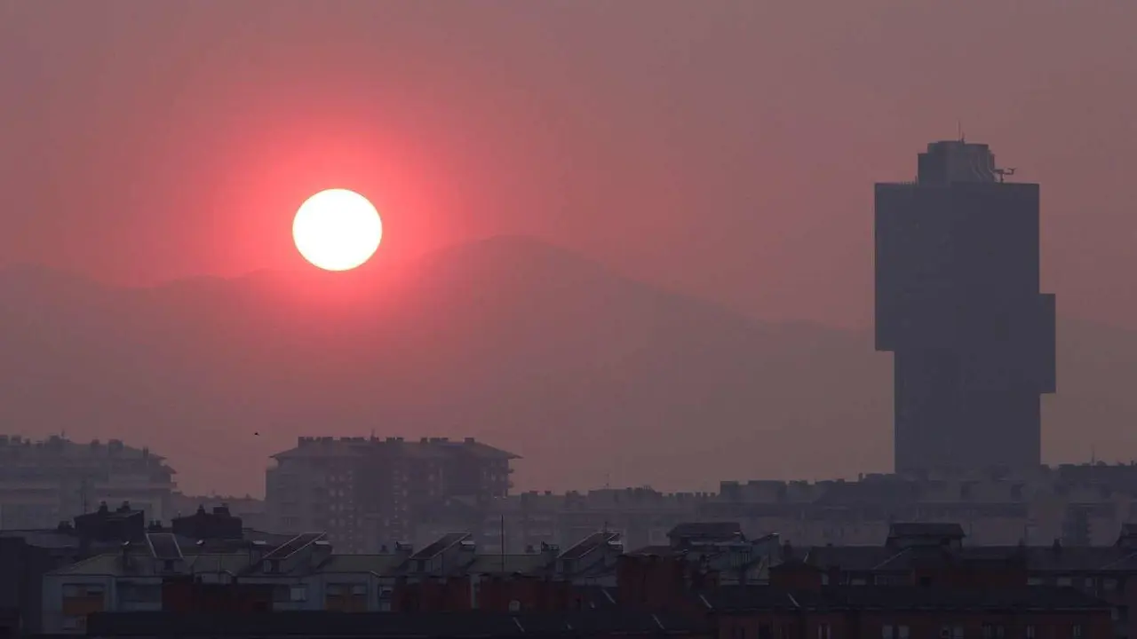 El sol enrojecido por el humo de los incendios se oculta en el atardecer del Bierzo