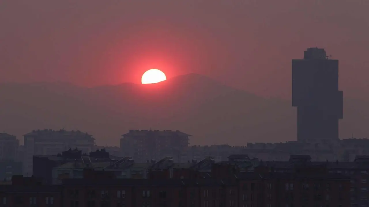 El sol enrojecido por el humo de los incendios se oculta en el atardecer del Bierzo. Foto: César Hornija