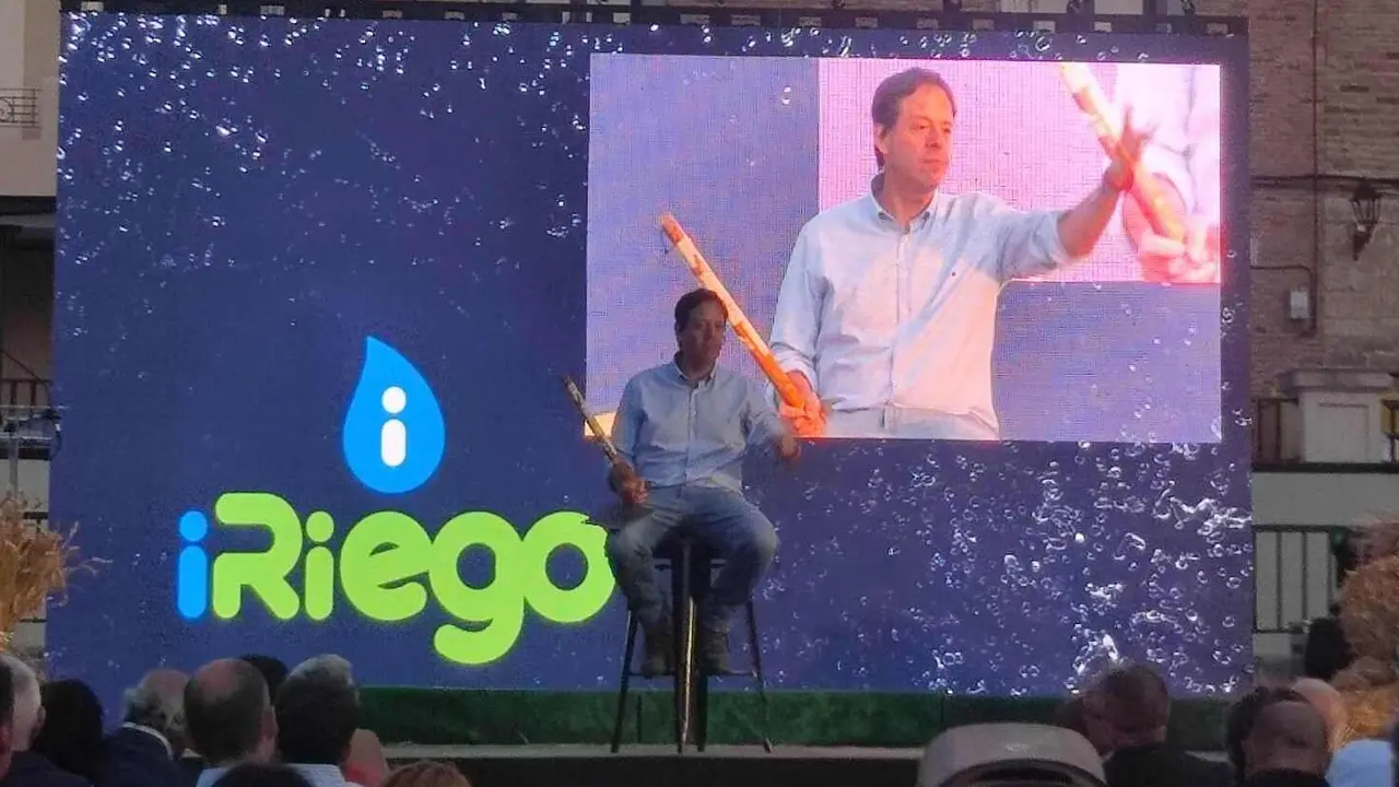 Villalón de Campos ha vivido a última hora de este jueves una jornada inolvidable. La localidad se convirtió en el epicentro nacional del regadío con la V Gala de los Premios iRiego, un evento que congregó a representantes de comunidades de regantes, agricultores, profesionales del sector y numeroso público en una cita marcada por la emoción, el debate y el reconocimiento.