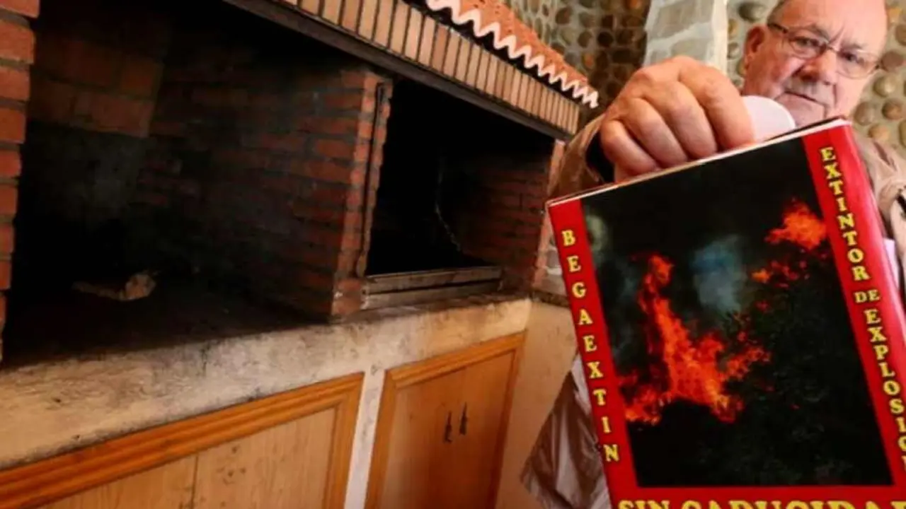 Nino, junto a uno de sus inventos para la extinción de incendios.