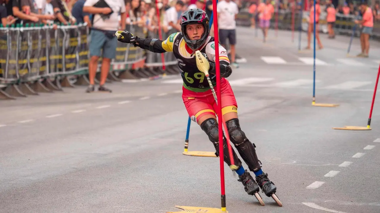 La Xamascada deja 12 podios europeos y confirma a los patinadores lacianiegos entre la élite mundial del alpino en línea; en la imagen, Sofía, en slalom.