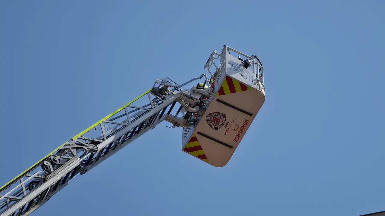 Efectivos de Bomberos León con una cesta elevadora.