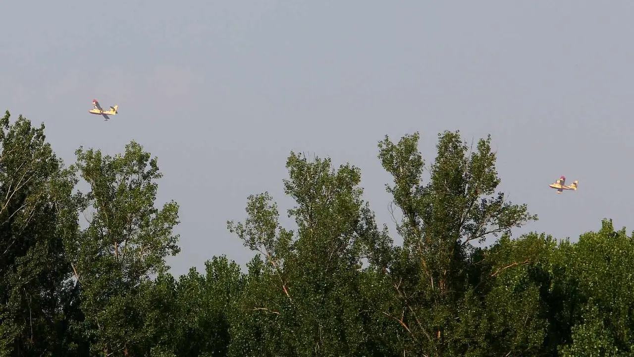 Varios hidroaviones durante el trayecto de recarga de agua para atajar los incendios activos en el Bierzo