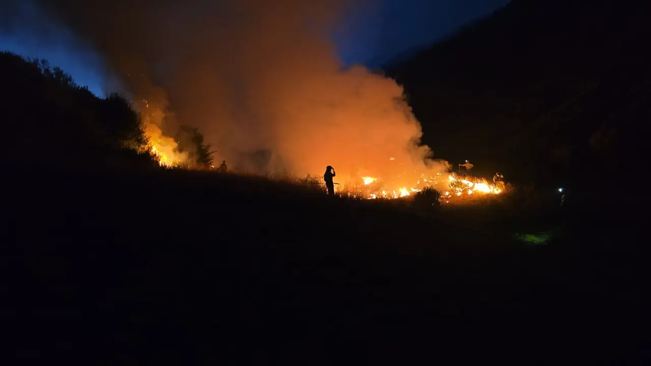 Imágenes de la Unidad Militar de Emergencias (UME) en el incendio de Barniedo.