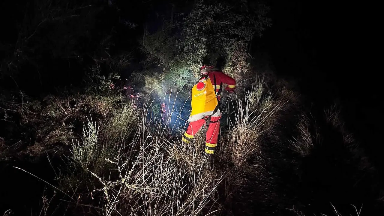 Efectivos de la Unidad Militar de Emergencias (UME), durante la lucha nocturna contra el fuego.