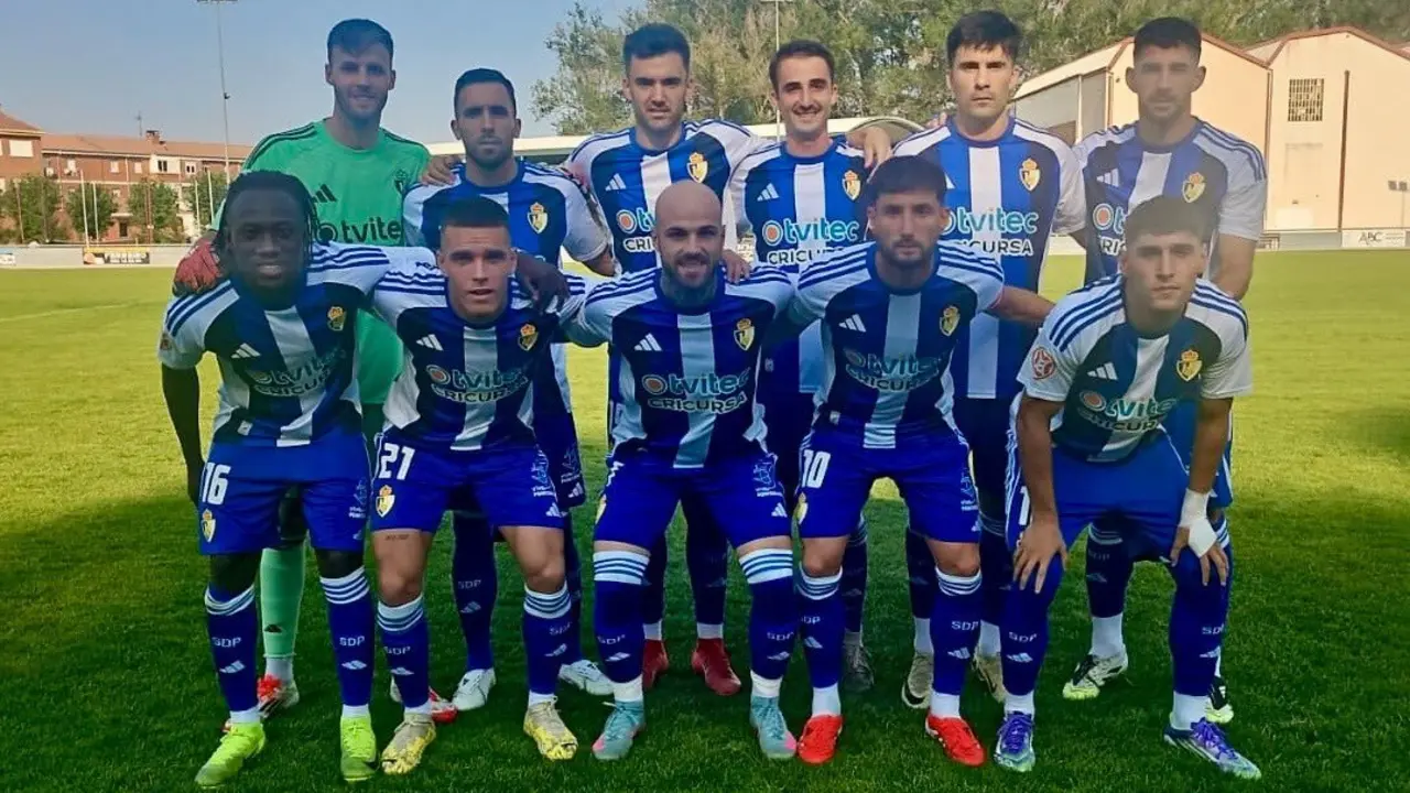 Equipo inicial de la Ponferradina durante el último encuentro de pretemporada.