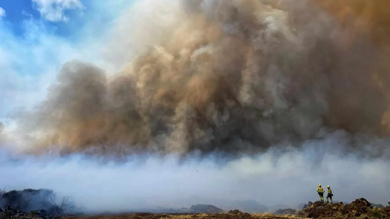 Brigadistas en lo alto de una cima durante el incendio en Igüeña. Foto: ATBrif