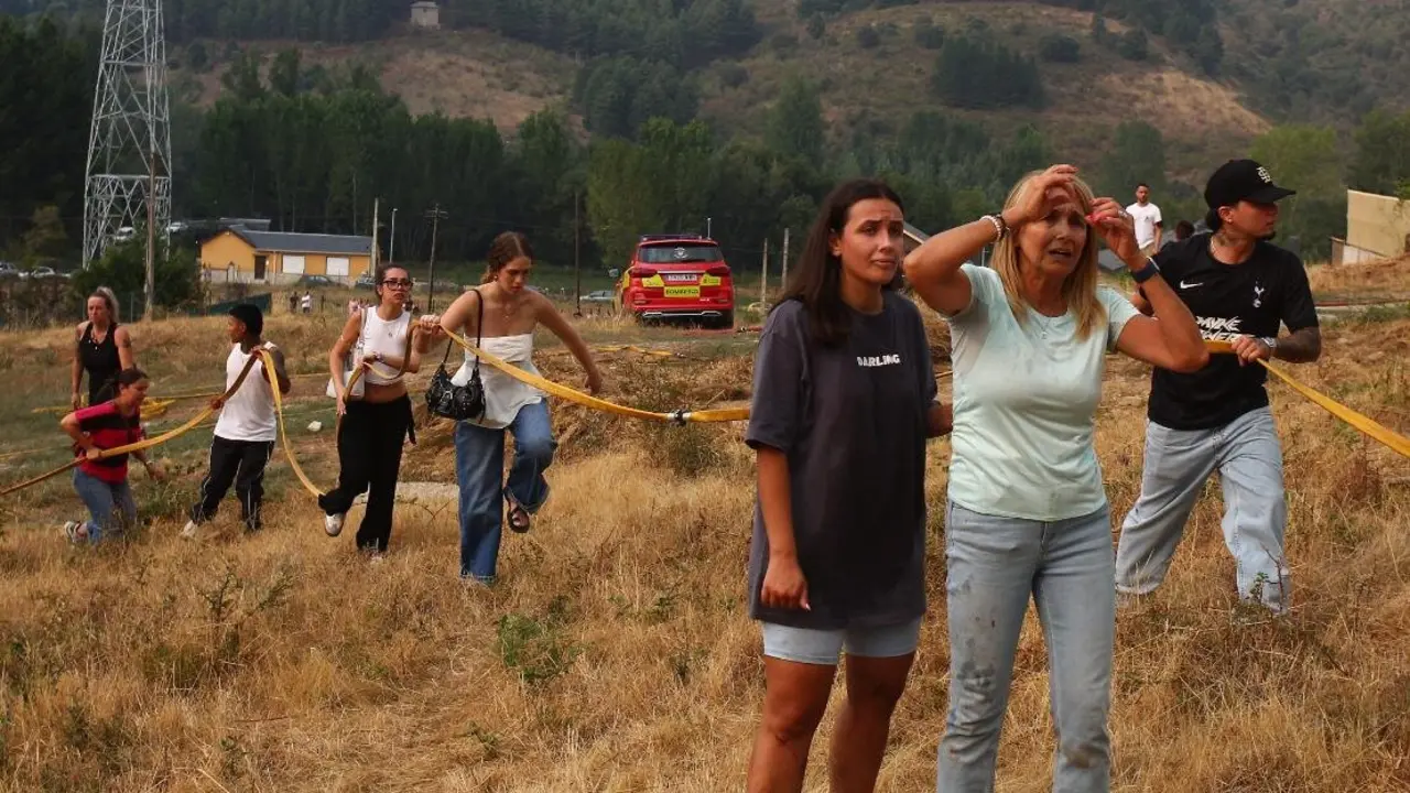 Molinaseca se moviliza en la lucha contra el fuego; las llamas amenazan la localidad y los vecinos salen a defender las casas. Fotos: Cësar Hornija