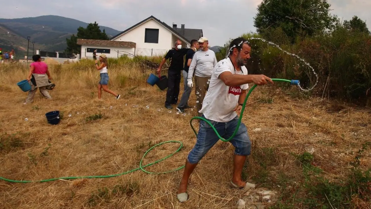 Vecinos defendiendo con sus propios medios la localidad de Molinaseca. Foto: César Hornija