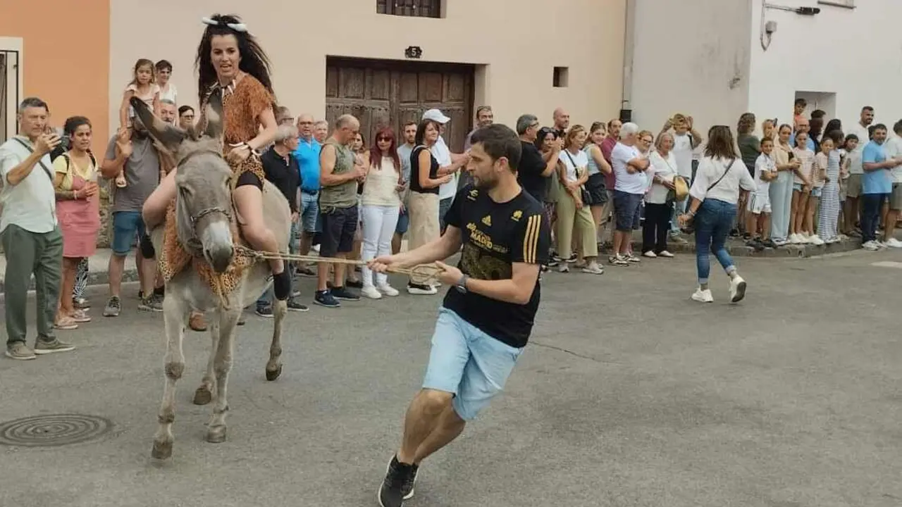 La burra 'Torda' se alza con la victoria en la tradicional carrera de burros de Noceda del Bierzo  La popular cita de las fiestas patronales celebró su 58.ª edición con gran ambiente, una decena de animales en competición y la reivindicación del burro como símbolo cultural del Bierzo. Fotos: José Luis García