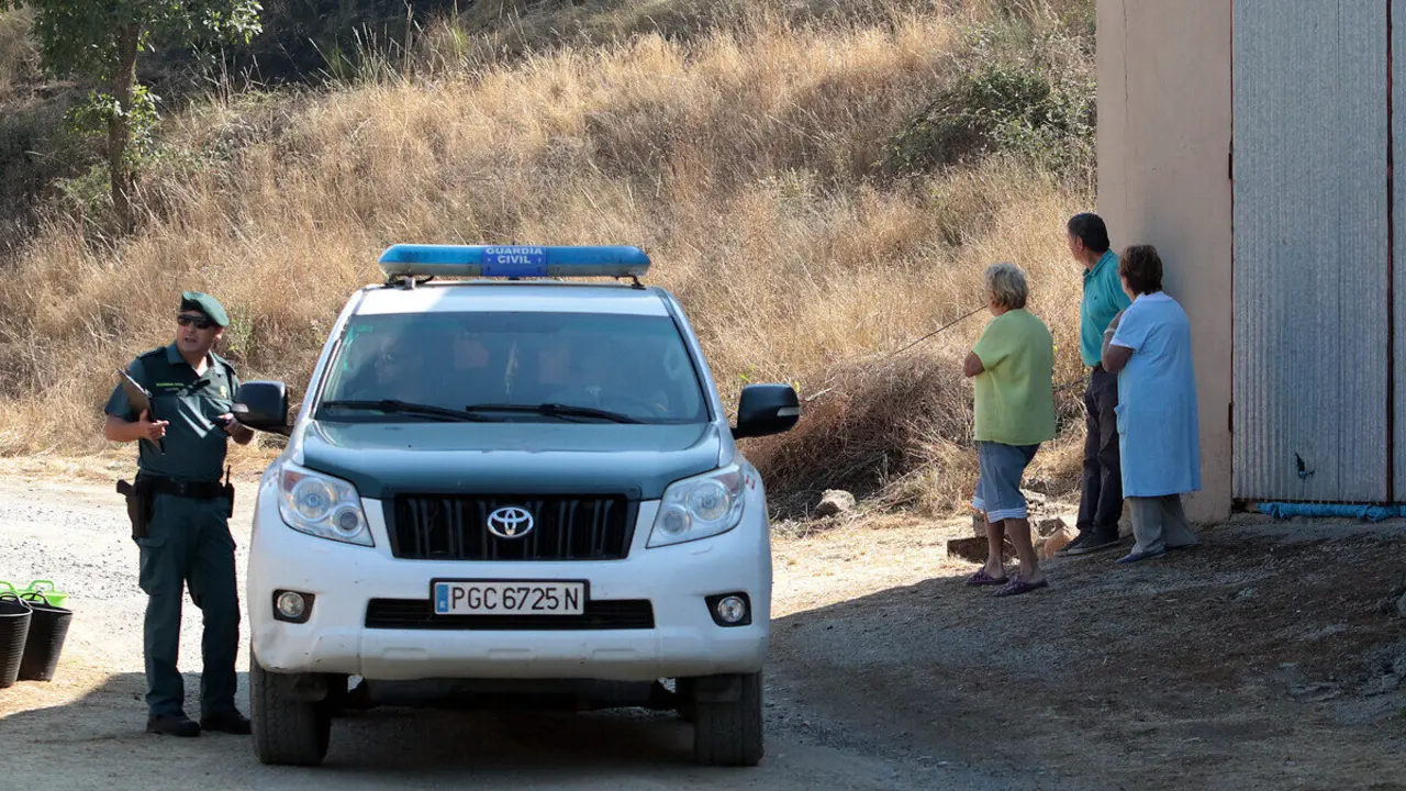 Incendio en Garaño; en la imagen, efectivos de la Guardia Civil en la zona.