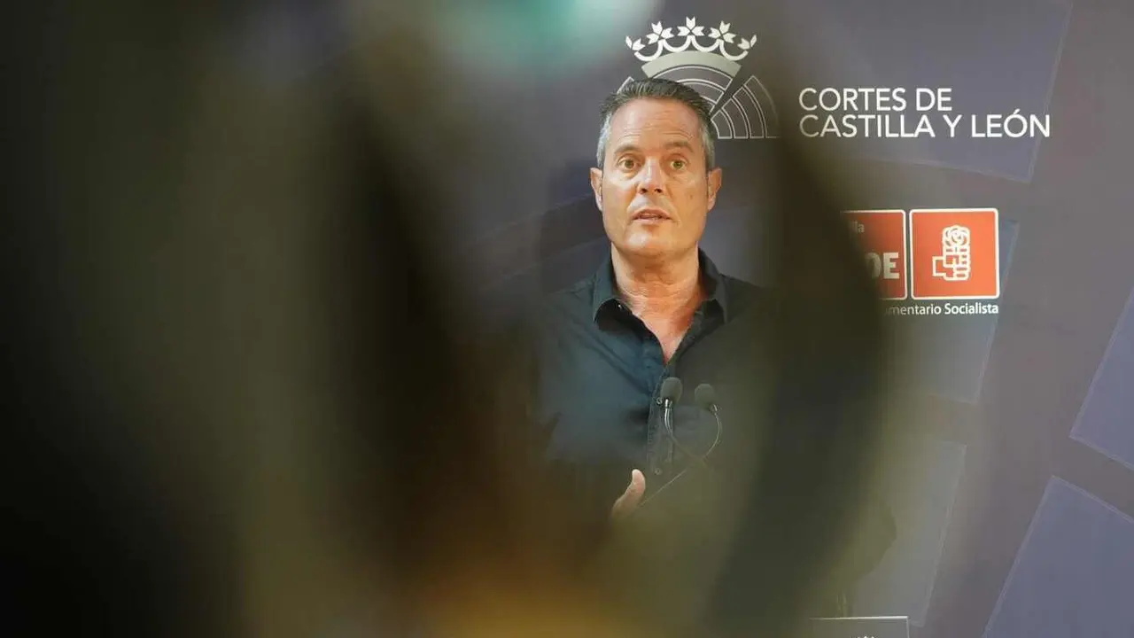 El secretario general del Grupo Socialista en las Cortes de Castilla y León, Pedro González, presenta las iniciativas registradas por el PSOE relacionadas con la gestión de los incendios forestales en la Comunidad.