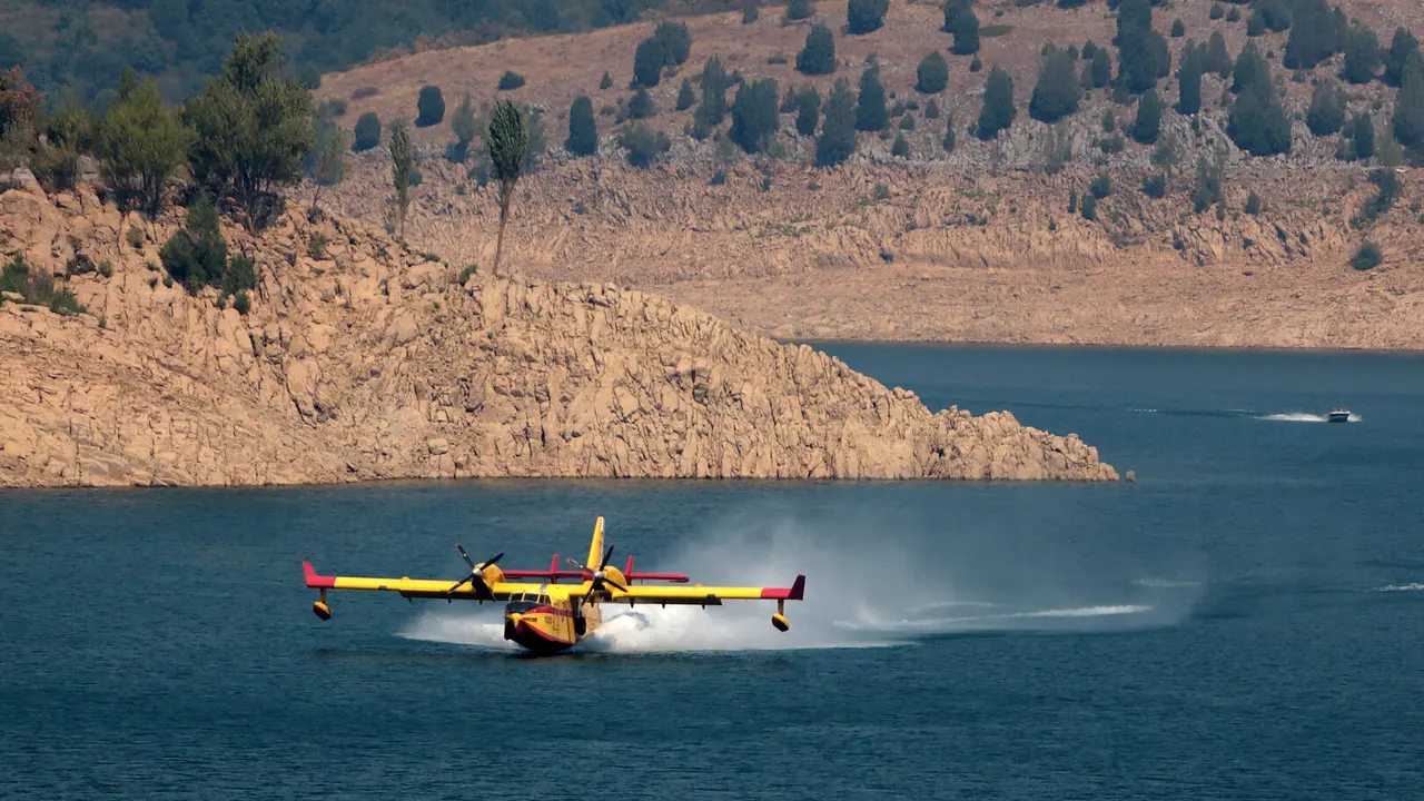 Un hidroavión del Ejército trabaja en la extinción del incendio de Garaño (León)