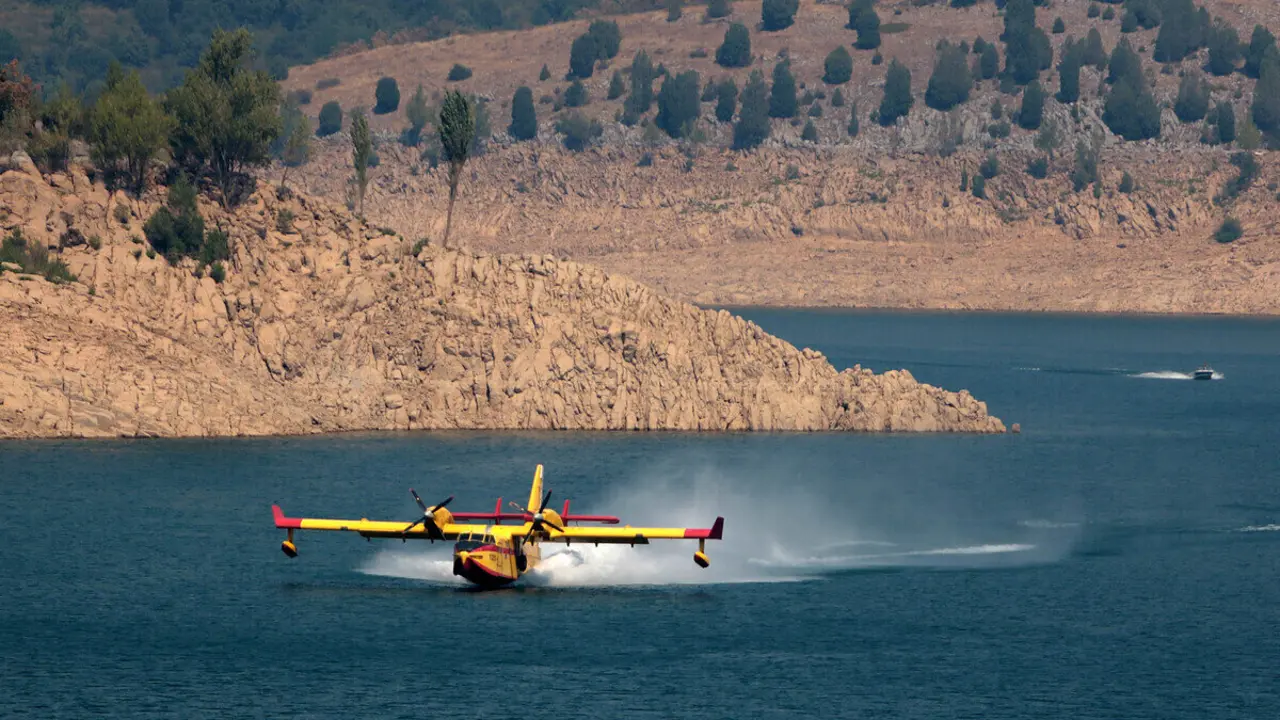 Un hidroavión del Ejército trabaja en la extinción del incendio de Garaño (León)