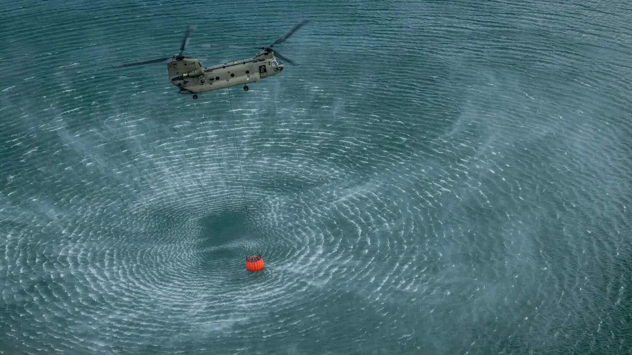 El organismo europeo de Protección Civil distribuye imágenes de las actuaciones realizadas por los helicópteros 'Chinook' procedentes de Países Bajos en la provincia de León. Su enorme poder de extinción, con capacidad para portar 7.000 litros de agua, resultó en muchos casos determinante.