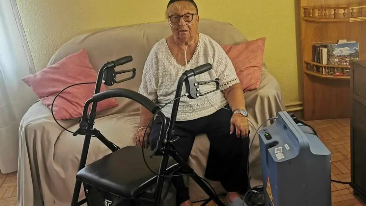 María Dolores Bayo vive conectada a un equipo de oxígeno y necesita de un andador para moverse. Ha preferido encerrarse en su casa del pueblo en lugar de evacuar La Baña (León) por los incendios