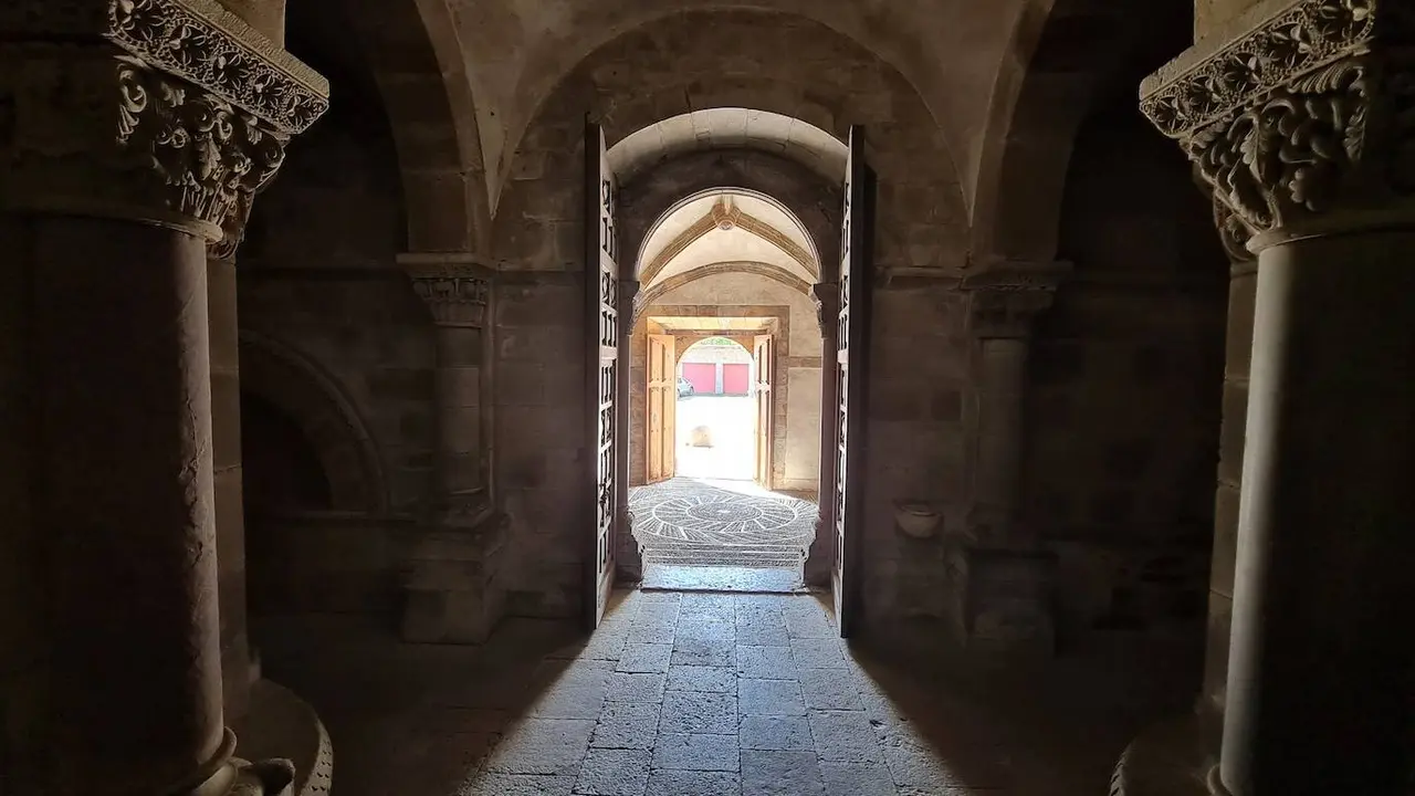 La Colegiata de Santa María, fundada en el siglo XII por Fruela Díaz, guarda siglos de historia entre la ruta jacobea y el paisaje de la montaña leonesa. Miles de leoneses pasan a su lado cada día, pero pocos se detienen. Fotos: J.C.