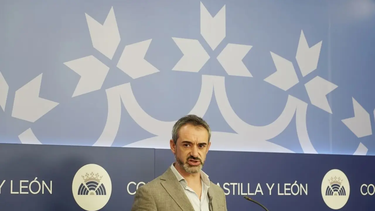 El portavoz parlamentario de Vox, David Hierro, informa a los medios de comunicación sobre las acciones judiciales puestas en marcha por su formación en relación a los incendios forestales que está sufriendo Castilla y León. Foto: Rubén Cacho