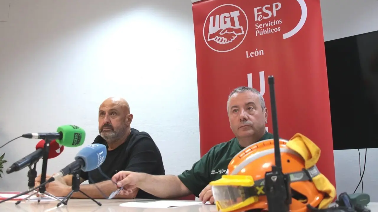 El secretario general de Servicios Públicos de la Unión General de los Trabajadores de León, Juan Miguel Martínez, y el delegado sindical y agente medioambiental, Alfonso Vallecido. Foto: Peio García.