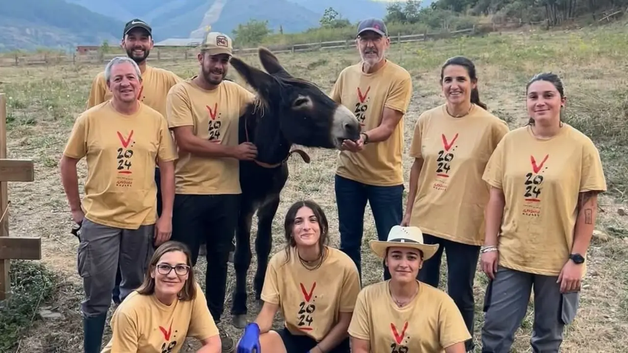 Risto, el burro de la bodega Encima Wines de Molinaseca, junto con algunos de los responsables y trabajadores. Foto: Encima Wines