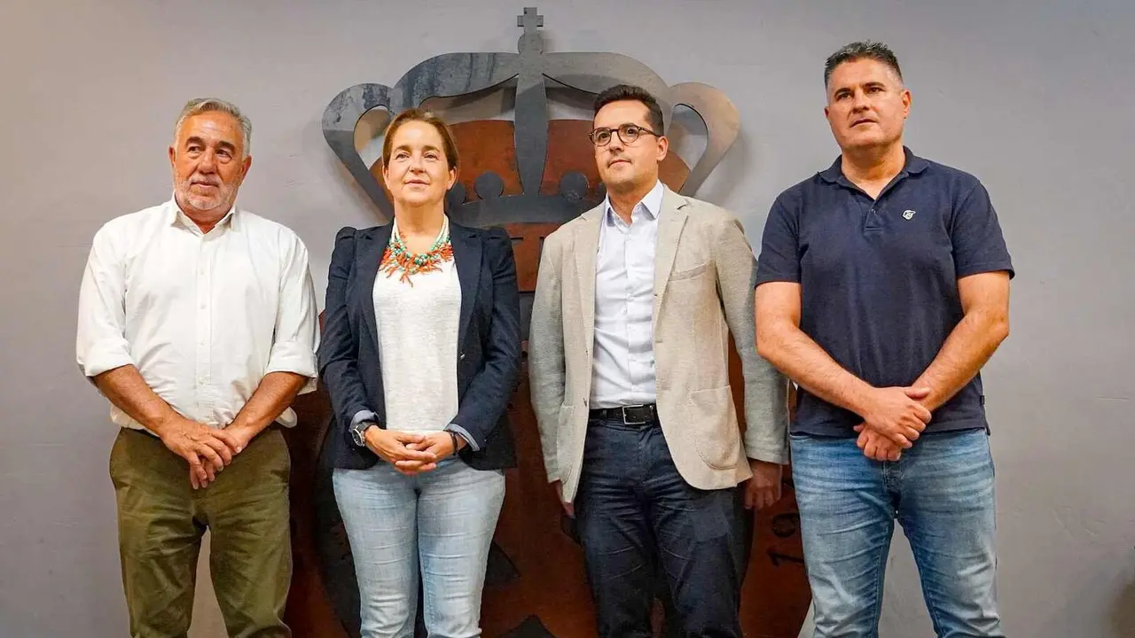 Representantes de los cuatro clubes durante la presentación del torneo solidario este martes.