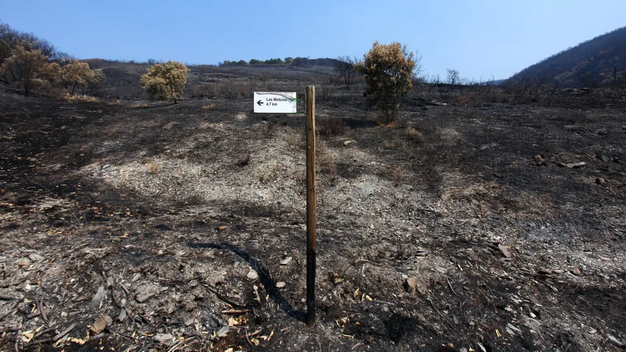 Efectos del incendio iniciado en la localidad de Yeres (León), y que ha afectado al paraje de Las Médulas.