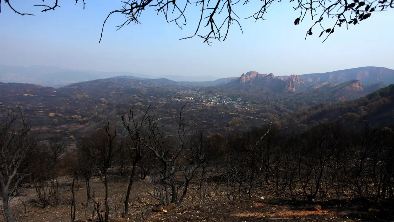 Efectos del incendio iniciado en la localidad de Yeres (León), y que ha afectado al paraje de Las Médulas