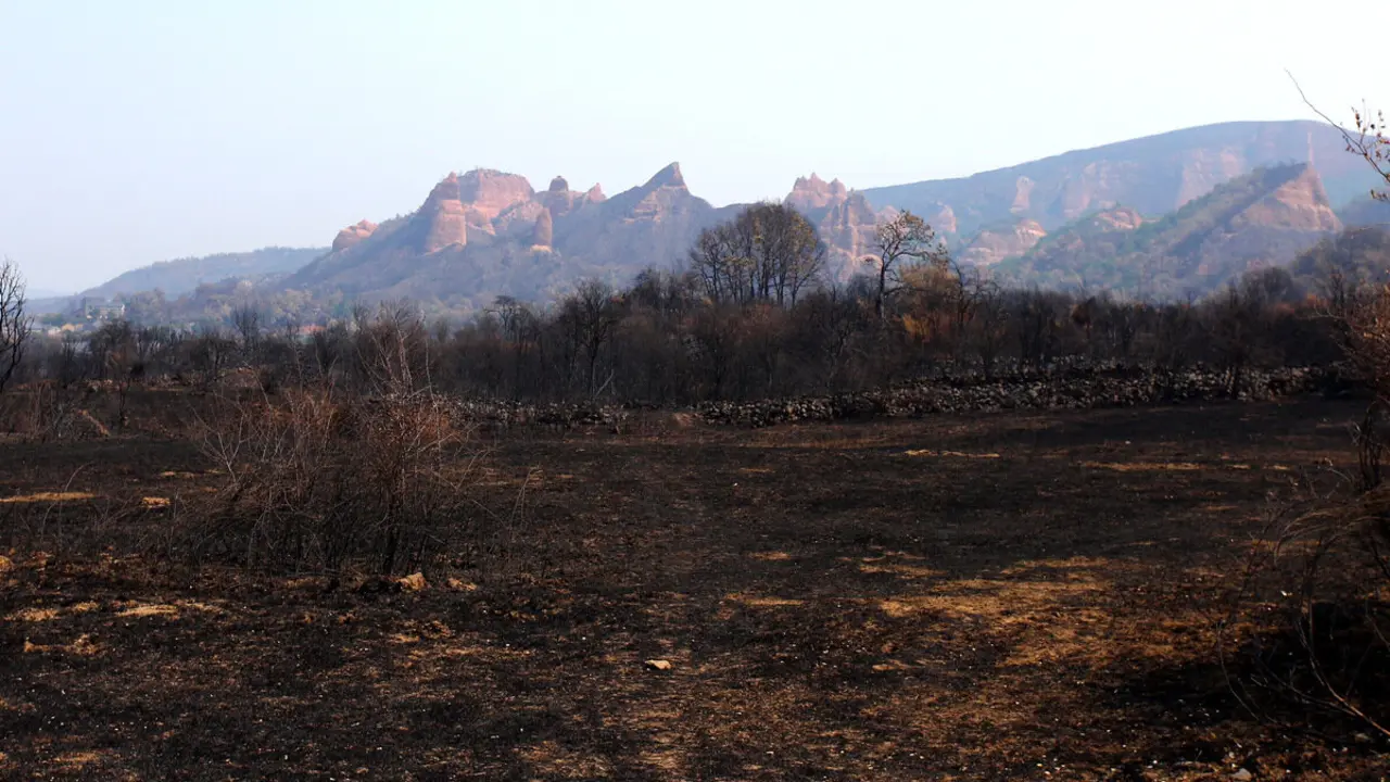 Efectos del incendio iniciado en la localidad de Yeres (León), y que ha afectado al paraje de Las Médulas