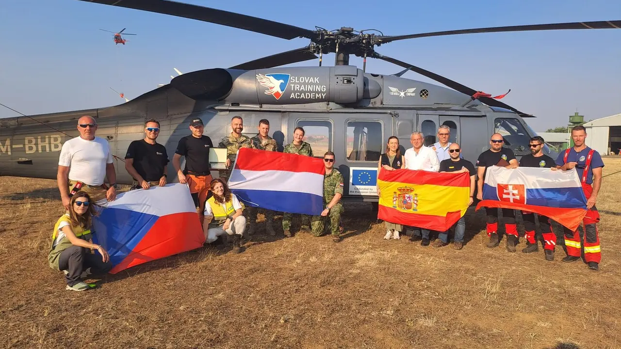 Virginia Barcones y Nicanor Sen, junto a efectivos europeos de República Checa, Eslovaquia y Países Bajos desplazados a León para luchar contra los incendios. Foto: Gob.
