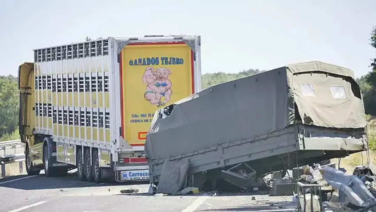 Imagen del lugar del accidente tras el impacto de los dos vehículos pesados.