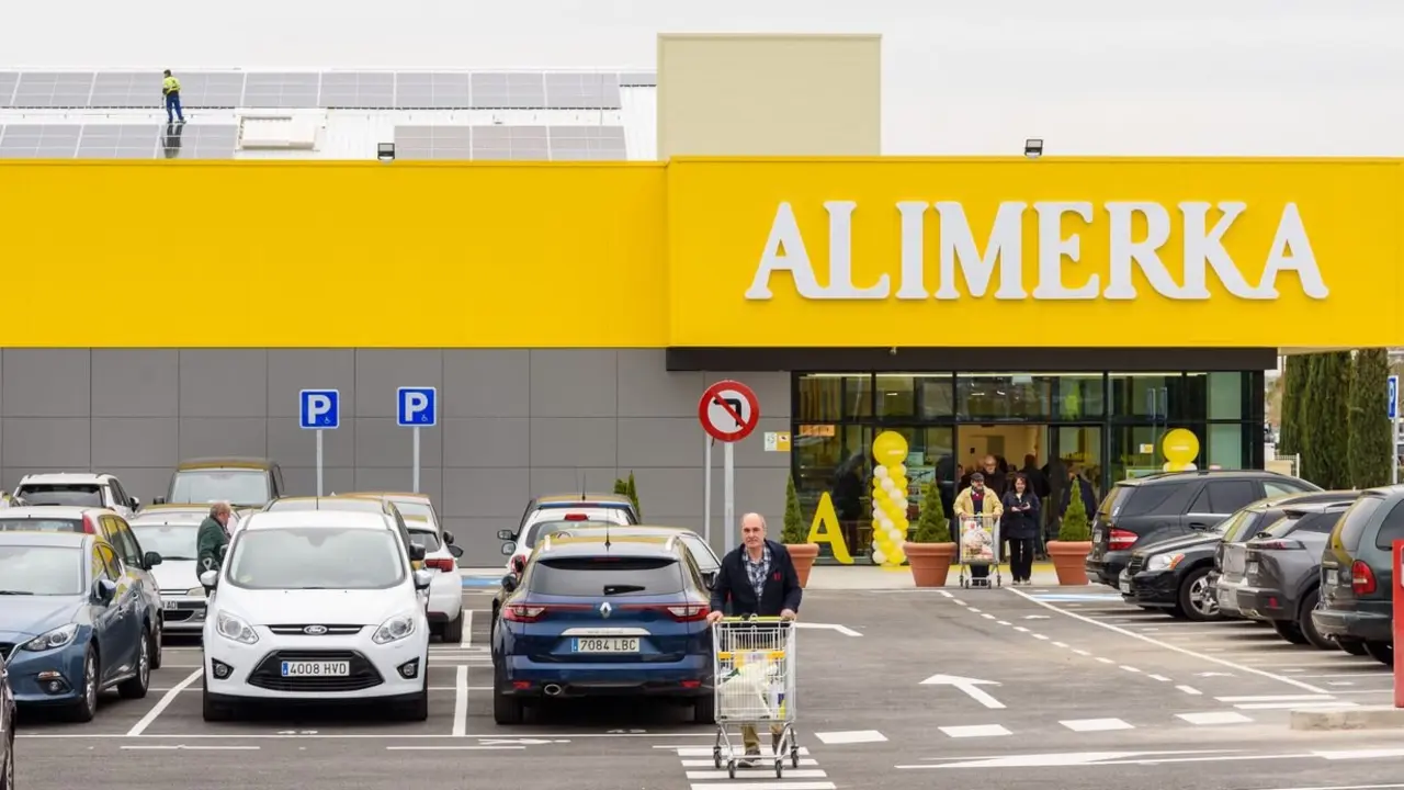 Los puntos de recarga se instalaran en los aparcamientos de Alimerka.