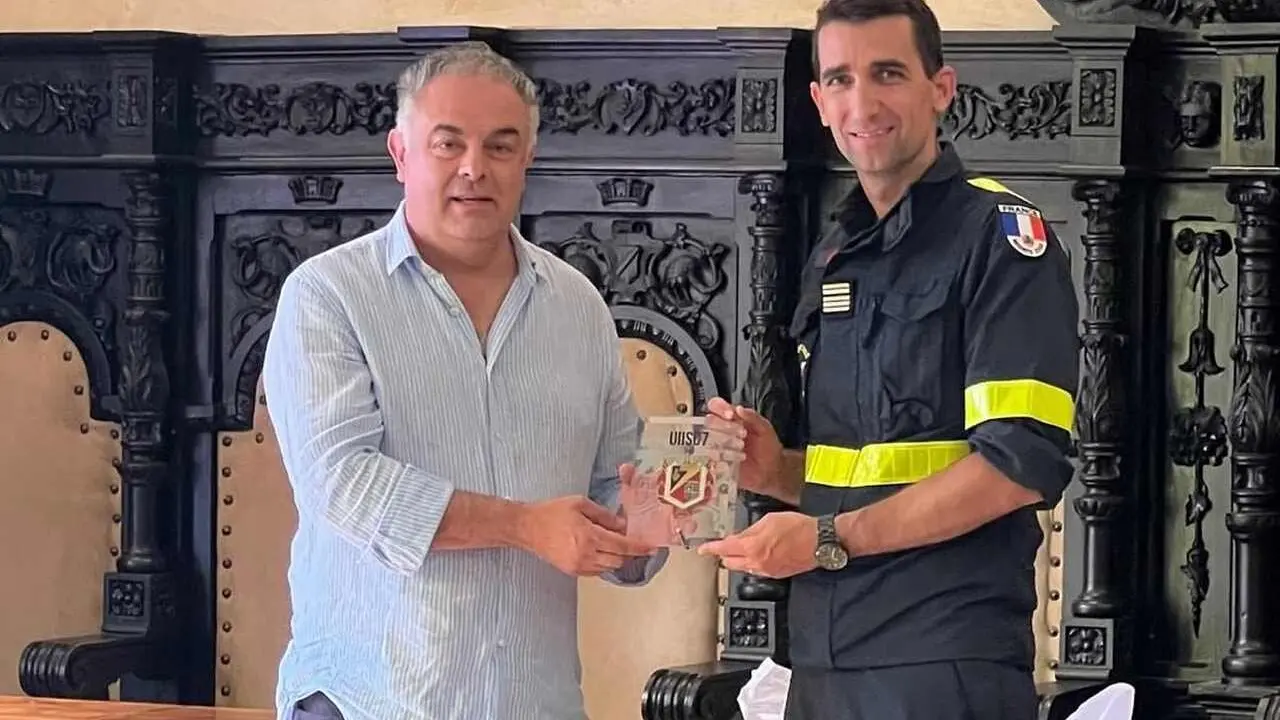 El alcalde Juan José Alonso Perandones entregó un obsequio al teniente coronel Vincent Labbe en un acto institucional marcado por el reconocimiento mutuo y la fraternidad.