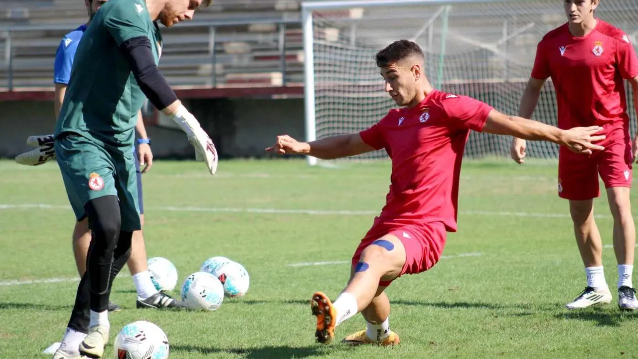 Manu Justo, durante un entrenamiento con la Cultural y Deportiva Leonesa.
