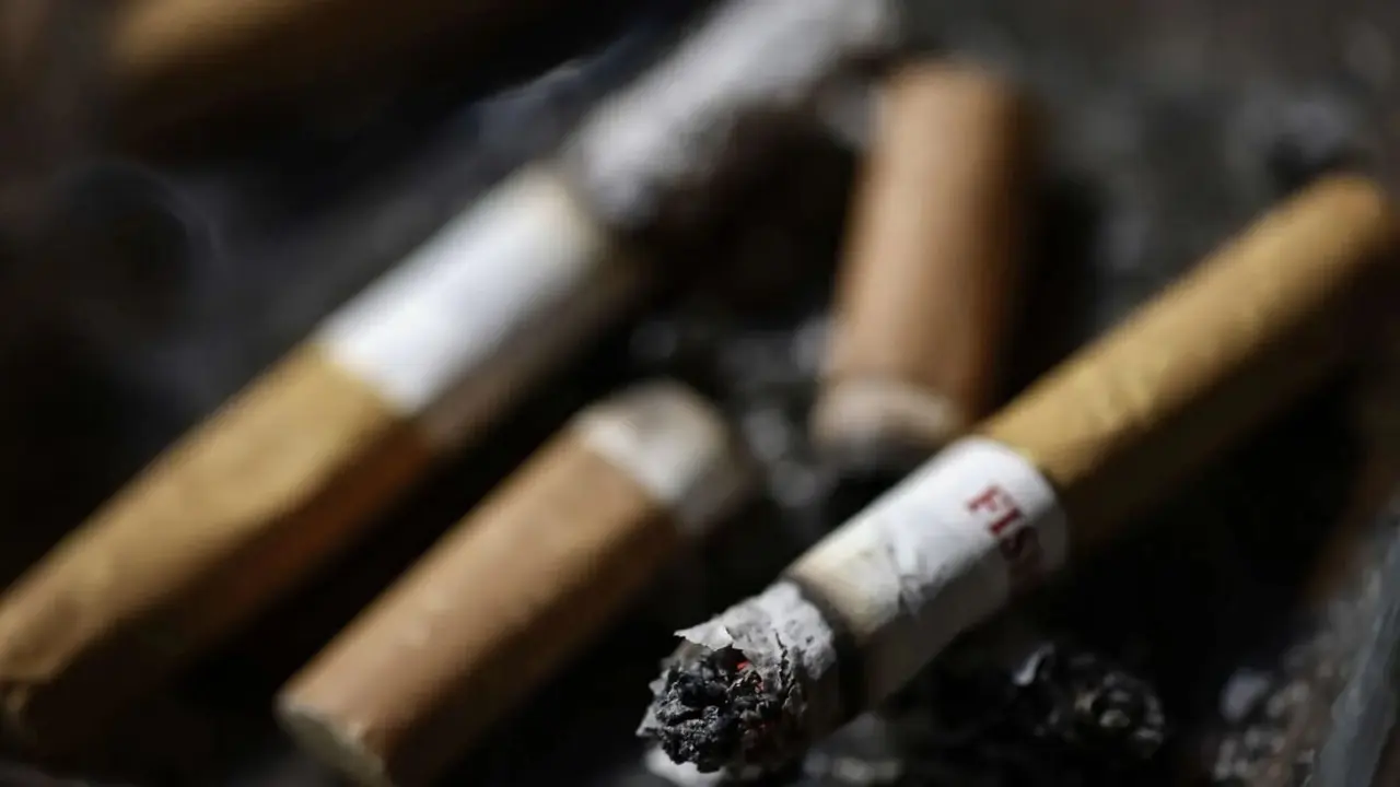 Imagen de un cigarro encendido.