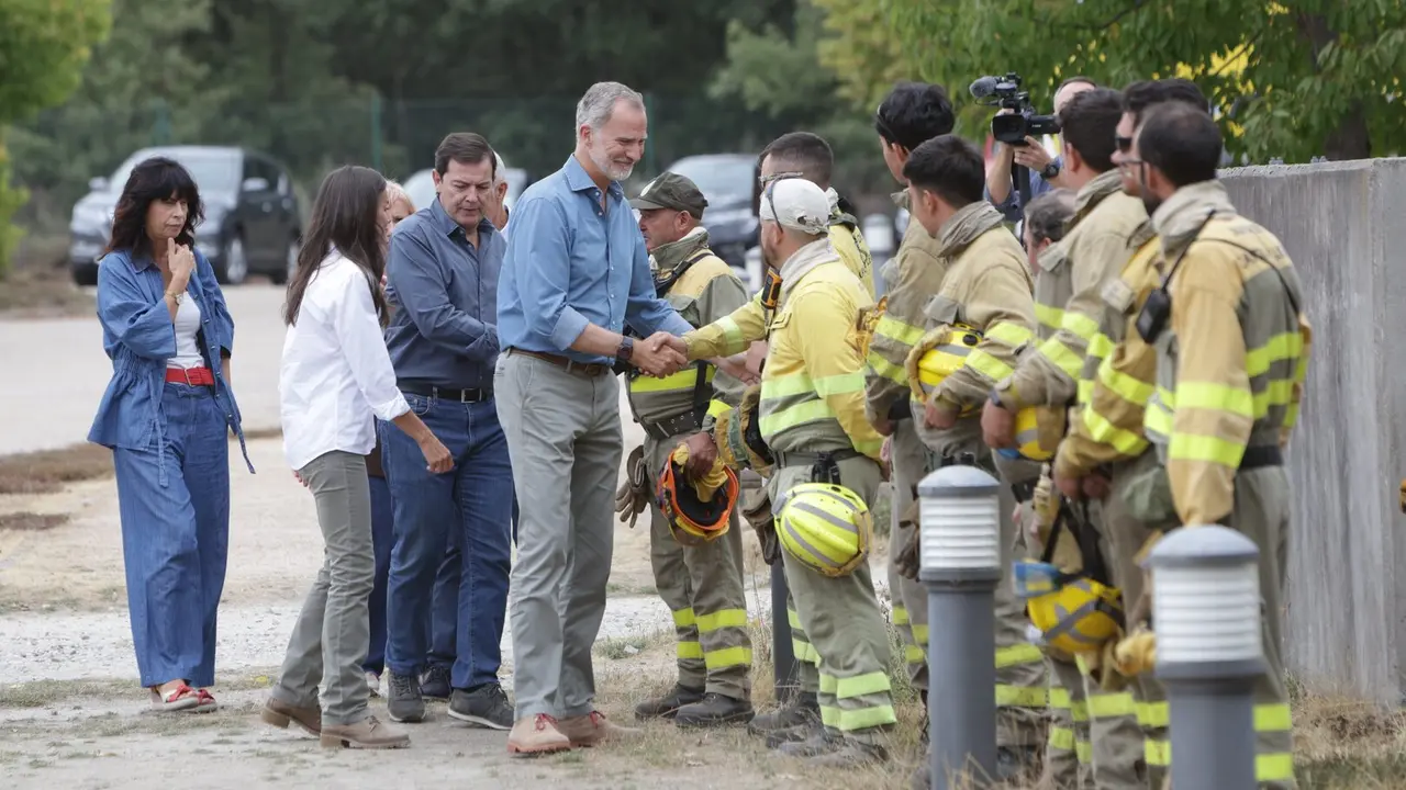 Los reyes visitan las principales zonas afectadas por los incendios forestales en Castilla y León, acompañados del presidente de la Junta, Alfonso Fernández Mañueco