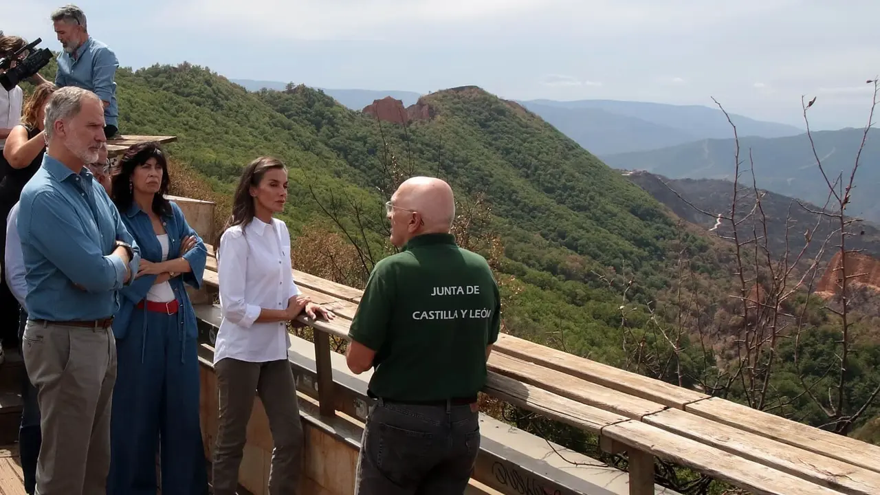 Los reyes, acompañados del presidente de la Junta, Alfonso Fernández Mañueco, el delegado del Gobierno, Nicanor Sen y la Ministra de Igualdad, Ana Redondo, visitan las principales zonas afectadas por los incendios forestales en el paraje de las Médulas. Foto: Peio García