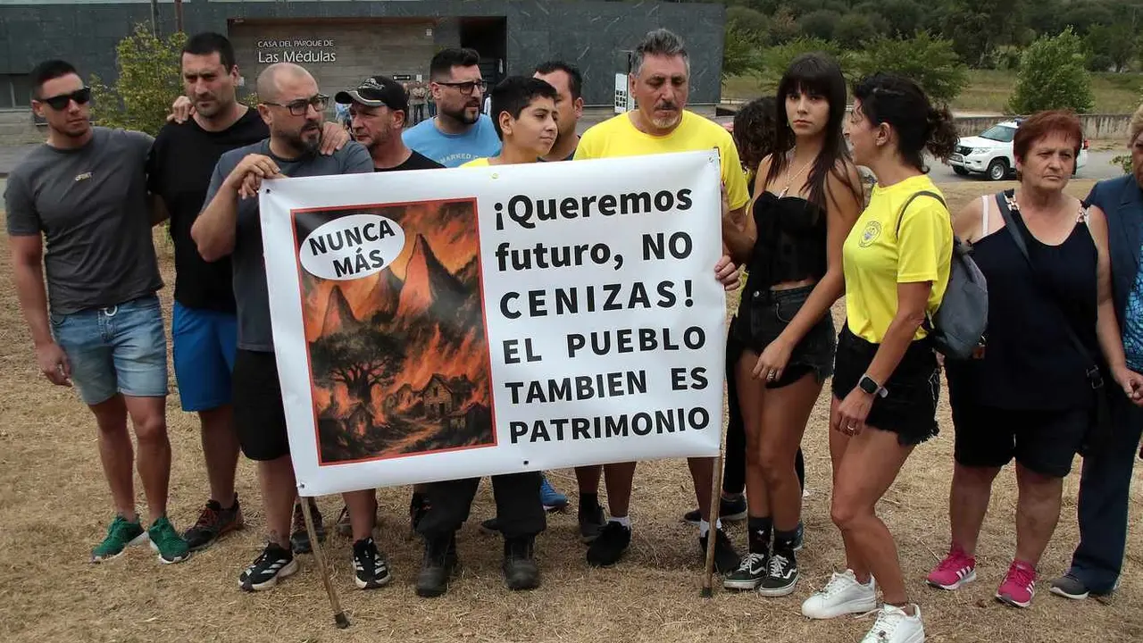 Vecinos de Carucedo se manifiestan a la llegada de los Reyes