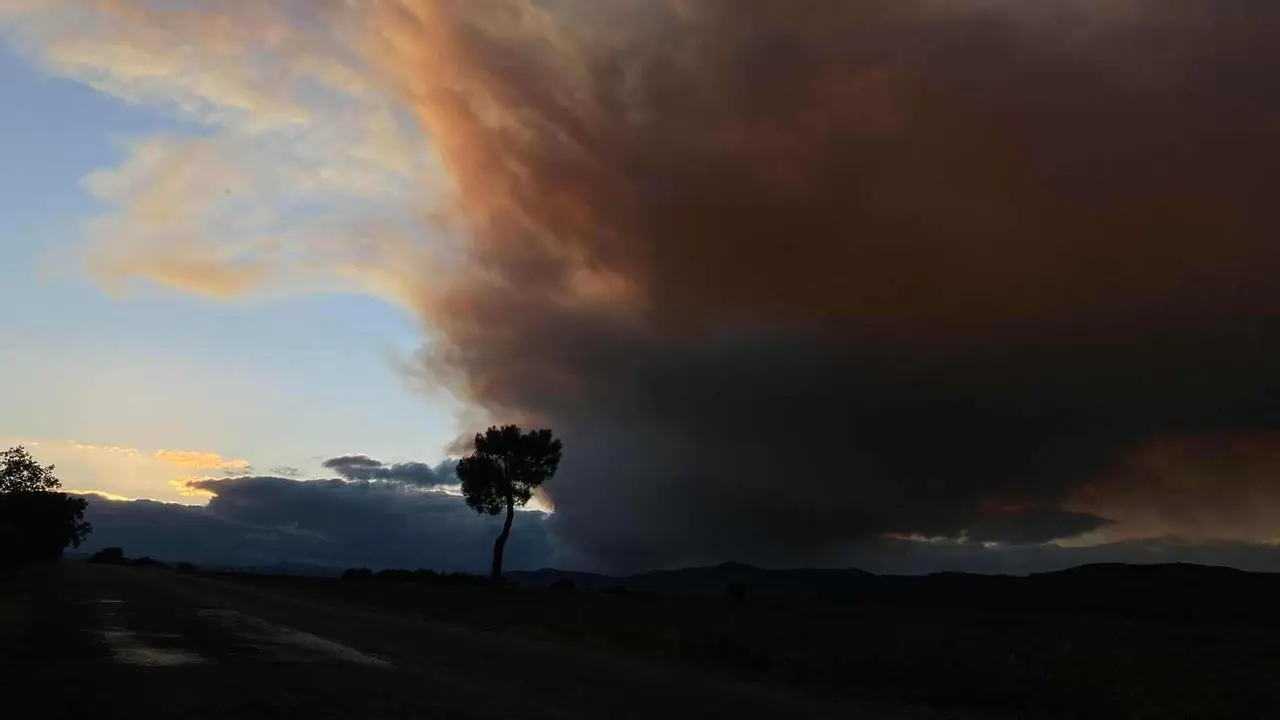 El humo del incendio de Fasgar, sobre La  Cepeda. Foto: Peio García