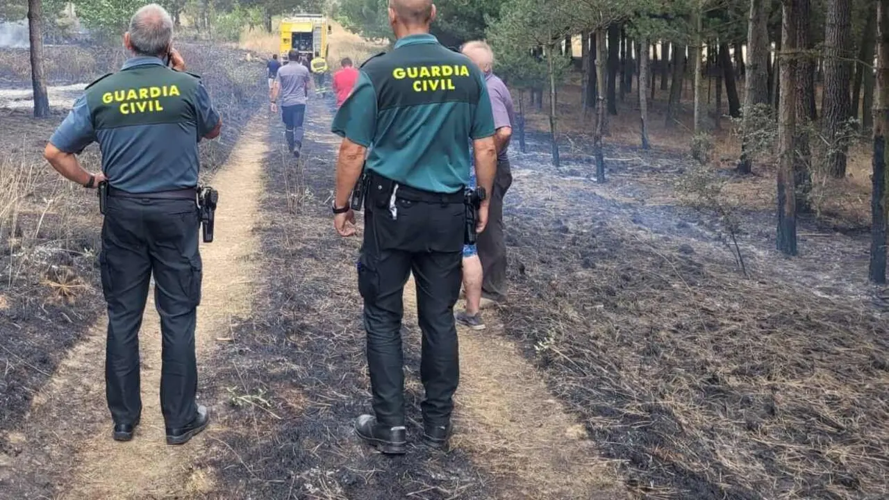 Efectivos de la Guardia Civil, junto al investigado, en el lugar del incendio.