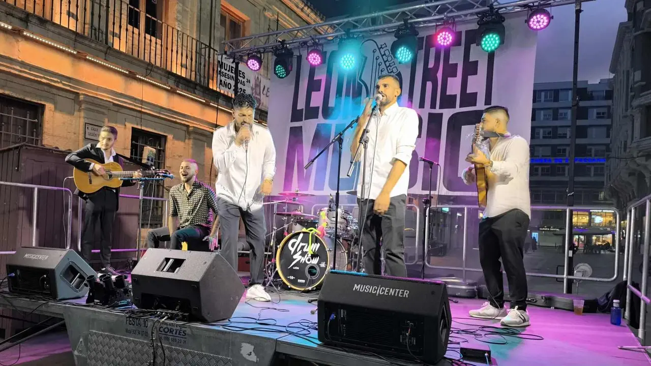 'Los Taberneros' y 'DrumShow' abarrotan San Marcelo en el cierre del León Street Music