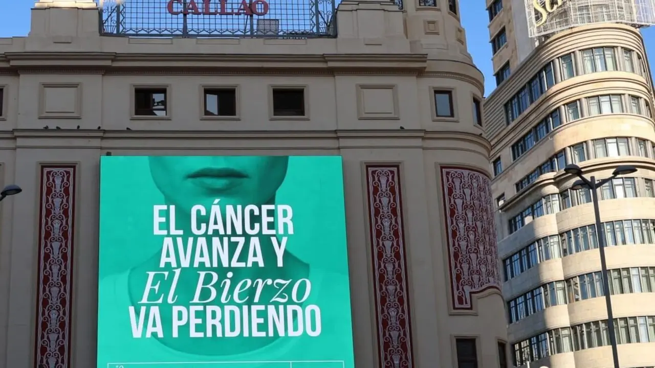 Uno de los mensajes de Oncobierzo en la plaza de Callao de Madrid.