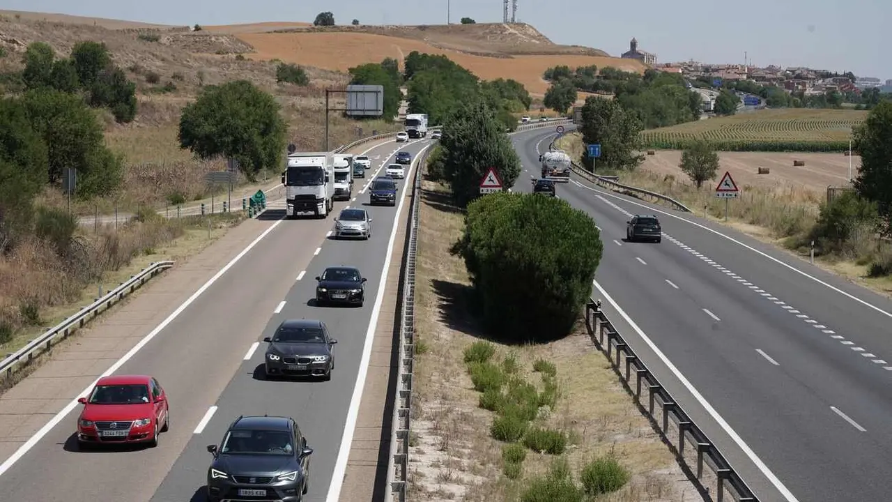 Numerosos vehículos circulan por la A-62 a su paso por la localidad vallisoletana de Simancas en el comienzo de la Operación Salida del mes de agosto